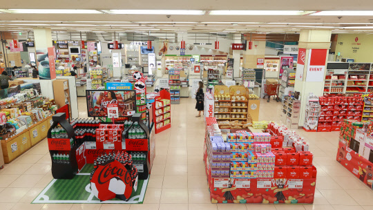 서울시내 한 대형마트 이벤트 코너에서 31일 핼러윈 프로모션 관련 안내문과 장식물 등이 모두 철거돼 있다. 연합뉴스